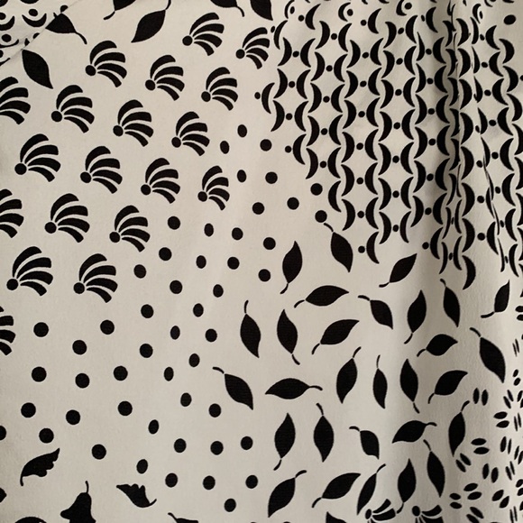 White top with fun black pattern - Picture 3 of 5